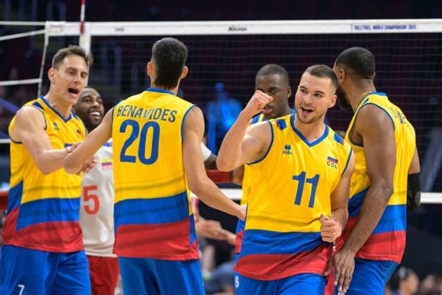 September 13, 2025, Pasay City, Manila, Philippines: USA vs Columbia in the Pool Phase during the FIVB Mens Volleyball World Championship, WM, Weltmeisterschaft 2025 in Manila, Philippines. USA beat Columbia in 3 sets. Columbian team celebrate a point Pasay City Philippines - ZUMAr144 20250913_zap_r144_009 Copyright: xJaynexRussellx