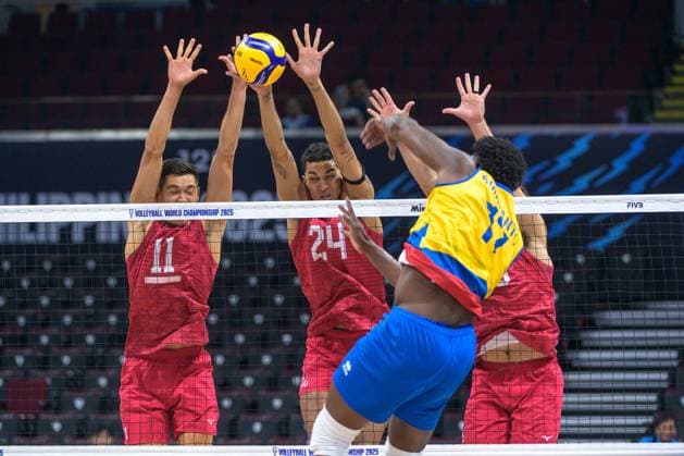 September 13, 2025, Pasay City, Manila, Philippines: USA vs Columbia in the Pool Phase during the FIVB Mens Volleyball World Championship, WM, Weltmeisterschaft 2025 in Manila, Philippines. USA beat Columbia in 3 sets. USAs Micah CHRISTENSON and Merrick McHENRY at the net Pasay City Philippines - ZUMAr144 20250913_zap_r144_013 Copyright: xJaynexRussellx