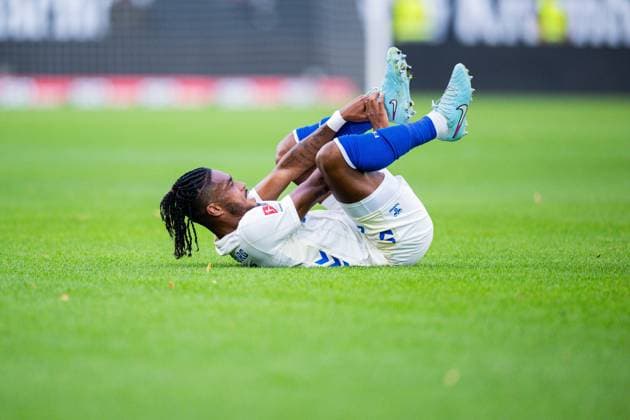 12.09.2025 - Fußball, 2025 2026, 2. Bundesliga, 5. Spieltag, DSC Arminia Bielefeld - 1. FC Magdeburg: Ado Onaiwu (Magdeburg) am Boden verletzt Verletzung, am Boden DFL REGULATIONS PROHIBIT ANY USE OF PHOTOGRAPHS AS IMAGE SEQUENCES AND OR QUASI-VIDEO.