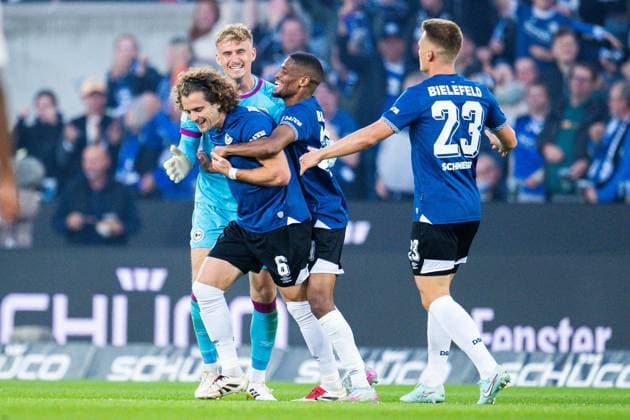12.09.2025 - Fußball, 2025 2026, 2. Bundesliga, 5. Spieltag, DSC Arminia Bielefeld - 1. FC Magdeburg: (L-R) Mael Corboz (Bielefeld) jubelt nach seinem Tor zum 1:0 mit Jonas Kersken (Bielefeld), Isaiah Young (Bielefeld), Leon Schneider (Bielefeld) DFL REGULATIONS PROHIBIT ANY USE OF PHOTOGRAPHS AS IMAGE SEQUENCES AND OR QUASI-VIDEO.