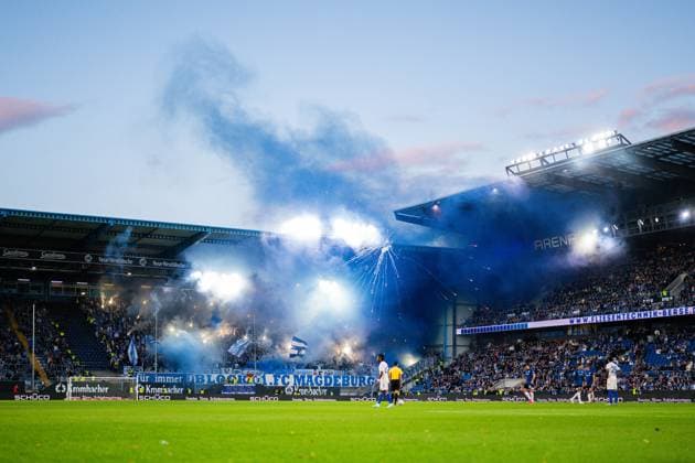12.09.2025 - Fußball, 2025 2026, 2. Bundesliga, 5. Spieltag, DSC Arminia Bielefeld - 1. FC Magdeburg: Fans (Magdeburg) mit Pyrotechnik DFL REGULATIONS PROHIBIT ANY USE OF PHOTOGRAPHS AS IMAGE SEQUENCES AND OR QUASI-VIDEO.