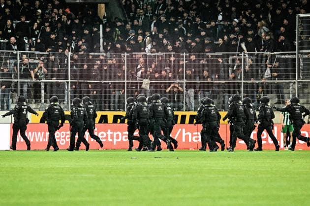 Fußball I Herren I Saison 2025-2026 I Regionalliga I 7. Spieltag I Hallescher FC - BSG Chemie Leipzig I 12.09.2025 Ausschreitungen nach dem Schlusspfiff, Eskalation im Stadioninnenraum, Polizisten laufen in Richtung Gästefanblock Halle (Saale) Leuna-Chemie-Stadion Sachsen-Anhalt Deutschland *** Soccer I Men I Season 2025 2026 I Regionalliga I Matchday 7 I Hallescher FC BSG Chemie Leipzig I 12 09 2025 Riots after the final whistle, escalation inside the stadium, police officers run towards the visitors fan block Halle Saale Leuna Chemie Stadion Sachsen Anhalt Germany Copyright: xLobeca InesxHähnelx