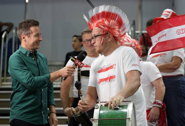 TENNIS - Davis Cup, HUN vs AUT DEBRECEN,HUNGARY,13.SEP.25 - TENNIS - ITF Davis Cup, qualification round 2, Hungary vs Austria. Image shows presenter Lukas Schweighofer (ORF) and a fan. Keywords: interview.  GEPAxpictures xWalterxLuger