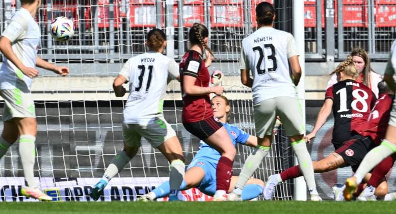 13.09.2025 - Fussball - Saison 2025 2026 - 1. Google Pixel Frauen Bundesliga - 02. Spieltag: 1. FC Nürnberg FCN ( Club Clubfrauen ) - SV Werder Bremen SVW - Sportfoto Zink - xwoxzix - Larissa Rusek (21, 1. FC Nürnberg FCN ) muss Gegentor Tor zum 0:1 durch Medina Desic (9, SV Werder Bremen , nicht im Bild ) hinnehmen