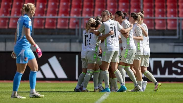 Spielerinnen des SV Werder Bremen mit Torjubel, Jubel, jubeln, jubelt, optimistisch, Spielszene, Highlight, Freude über das Tor zum 0:1, DIE DFB-RICHTLINIEN UNTERSAGEN JEGLICHE NUTZUNG VON FOTOS ALS SEQUENZBILDER UND ODER VIDEOÄHNLICHE FOTOSTRECKEN. DFB REGULATIONS PROHIBIT ANY USE OF PHOTOGRAPHS AS IMAGE SEQUENCES AND OR QUASI-VIDEO., 13.09.2025, Nürnberg (Deutschland), Fussball, Google Pixel Frauen-Bundesliga, 1. FC Nürnberg - SV Werder Bremen