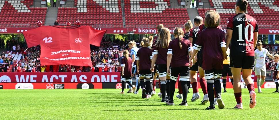 13.09.2025 - Fussball - Saison 2025 2026 - 1. Google Pixel Frauen Bundesliga - 02. Spieltag: 1. FC Nürnberg FCN ( Club Clubfrauen ) - SV Werder Bremen SVW - Sportfoto Zink - xwoxzix - Mannschaft Team FCN läuft ein