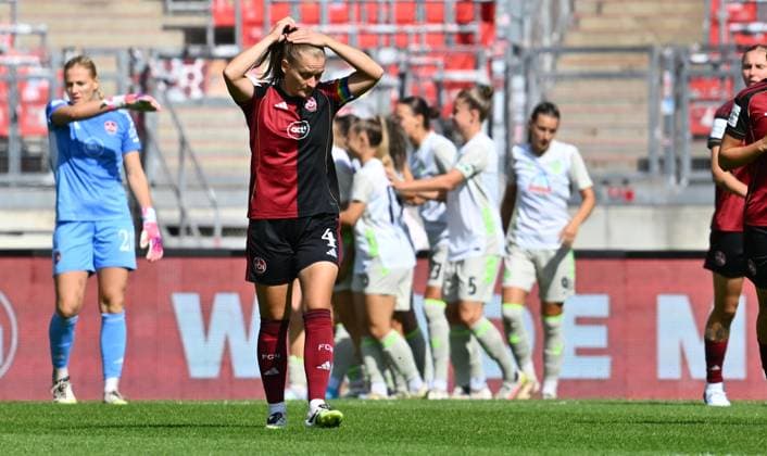 13.09.2025 - Fussball - Saison 2025 2026 - 1. Google Pixel Frauen Bundesliga - 02. Spieltag: 1. FC Nürnberg FCN ( Club Clubfrauen ) - SV Werder Bremen SVW - Sportfoto Zink - xwoxzix - Luisa Guttenberger (4, 1. FC Nürnberg FCN ) enttäuscht Enttäuschung - hinten Torjubel Jubel Freude nach Treffer Tor Torschuß zum 0:1 durch Medina Desic (9, SV Werder Bremen ) -