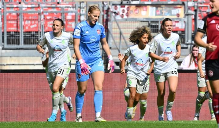 13.09.2025 - Fussball - Saison 2025 2026 - 1. Google Pixel Frauen Bundesliga - 02. Spieltag: 1. FC Nürnberg FCN ( Club Clubfrauen ) - SV Werder Bremen SVW - Sportfoto Zink - xwoxzix - Larissa Rusek (21, 1. FC Nürnberg FCN ) enttäuscht Enttäuschung - hinten Torjubel Jubel Freude nach Treffer Tor Torschuß zum 0:1 durch Medina Desic (9, SV Werder Bremen ) -