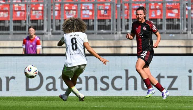 13.09.2025 - Fussball - Saison 2025 2026 - 1. Google Pixel Frauen Bundesliga - 02. Spieltag: 1. FC Nürnberg FCN ( Club Clubfrauen ) - SV Werder Bremen SVW - Sportfoto Zink - xwoxzix - Amira Arfaoui (8, SV Werder Bremen ) erzielt Treffer Tor Torschuß zum 0:2 gegen Julia Pollak (22, 1. FC Nürnberg FCN )