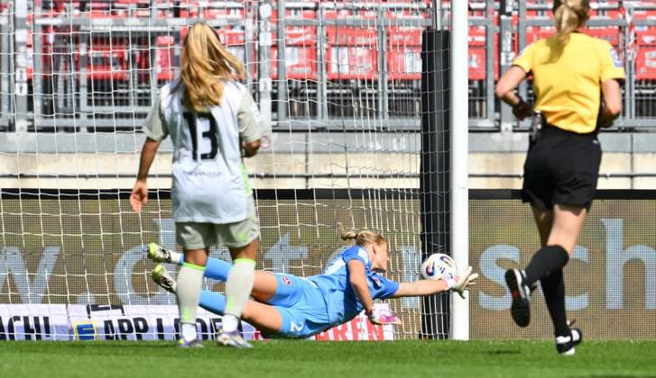 13.09.2025 - Fussball - Saison 2025 2026 - 1. Google Pixel Frauen Bundesliga - 02. Spieltag: 1. FC Nürnberg FCN ( Club Clubfrauen ) - SV Werder Bremen SVW - Sportfoto Zink - xwoxzix - Larissa Rusek (21, 1. FC Nürnberg FCN ) muss Gegentor Tor zum 0:2 durch Amira Arfaoui (8, SV Werder Bremen , nicht im Bild ) hinnehmen