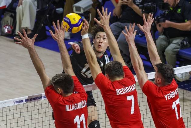 (250913) -- QUEZON CITY, Sept. 13, 2025 -- Ishikawa Yuki (back) of Japan competes during the Pool G match between Japan and T¨¹rkiye at the 2025 FIVB Volleyball Men s World Championship, WM, Weltmeisterschaft in Quezon City, the Philippines, Sept. 13, 2025. ) (SP)THE PHILIPPINES-QUEZON CITY-VOLLEYBALL-FIVB MEN S WORLD CHAMPIONSHIP 2025-JPN VS TUR ROUELLExUMALI 
