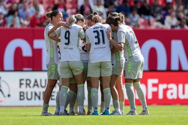 Spielerinnen des SV Werder Bremen mit Torjubel, Jubel, jubeln, jubelt, optimistisch, Spielszene, Highlight, Freude über das Tor zum 0:2, DIE DFB-RICHTLINIEN UNTERSAGEN JEGLICHE NUTZUNG VON FOTOS ALS SEQUENZBILDER UND ODER VIDEOÄHNLICHE FOTOSTRECKEN. DFB REGULATIONS PROHIBIT ANY USE OF PHOTOGRAPHS AS IMAGE SEQUENCES AND OR QUASI-VIDEO., 13.09.2025, Nürnberg (Deutschland), Fussball, Google Pixel Frauen-Bundesliga, 1. FC Nürnberg - SV Werder Bremen