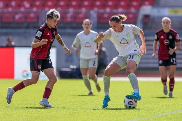 v.li.: Aneta Polaskova (1. FC Nürnberg, 26) und Verena Wieder (SV Werder Bremen, 31) im Zweikampf, Duell, Dynamik, Aktion, Action, Spielszene, DIE DFB-RICHTLINIEN UNTERSAGEN JEGLICHE NUTZUNG VON FOTOS ALS SEQUENZBILDER UND ODER VIDEOÄHNLICHE FOTOSTRECKEN. DFB REGULATIONS PROHIBIT ANY USE OF PHOTOGRAPHS AS IMAGE SEQUENCES AND OR QUASI-VIDEO., 13.09.2025, Nürnberg (Deutschland), Fussball, Google Pixel Frauen-Bundesliga, 1. FC Nürnberg - SV Werder Bremen