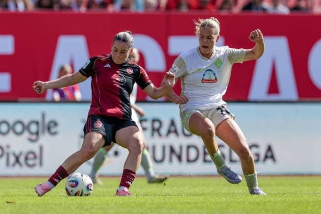 v.li.: Jonna Brengel (1. FC Nürnberg, 10) und Juliane Wirtz (SV Werder Bremen, 28) im Zweikampf, Duell, Dynamik, Aktion, Action, Spielszene, DIE DFB-RICHTLINIEN UNTERSAGEN JEGLICHE NUTZUNG VON FOTOS ALS SEQUENZBILDER UND ODER VIDEOÄHNLICHE FOTOSTRECKEN. DFB REGULATIONS PROHIBIT ANY USE OF PHOTOGRAPHS AS IMAGE SEQUENCES AND OR QUASI-VIDEO., 13.09.2025, Nürnberg (Deutschland), Fussball, Google Pixel Frauen-Bundesliga, 1. FC Nürnberg - SV Werder Bremen