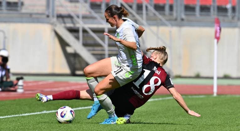 13.09.2025 - Fussball - Saison 2025 2026 - 1. Google Pixel Frauen Bundesliga - 02. Spieltag: 1. FC Nürnberg FCN ( Club Clubfrauen ) - SV Werder Bremen SVW - Sportfoto Zink - xwoxzix - Verena Wieder (31, SV Werder Bremen ) Franziska Mai (18, 1. FC Nürnberg FCN )