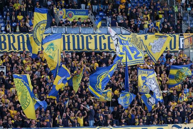 2025.09.13 xkix 2.Bundesliga SV Darmstadt 98 - Eintracht Braunschweig v.l., Eintracht Braunschweig Fans,Stimmung, Schals, Trikots, Emotionen (DFL DFB REGULATIONS PROHIBIT ANY USE OF PHOTOGRAPHS as IMAGE SEQUENCES and or QUASI-VIDEO)