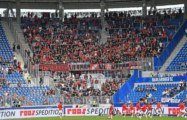 13.09.2025, xhbx, Fussball 2.Bundesliga, Karlsruher SC - 1.FC Nürnberg v.l. Fans, Schals, Banner, Fahnen von 1.FC Nuernberg (DFL DFB REGULATIONS PROHIBIT ANY USE OF PHOTOGRAPHS as IMAGE SEQUENCES and or QUASI-VIDEO) Karlsruhe