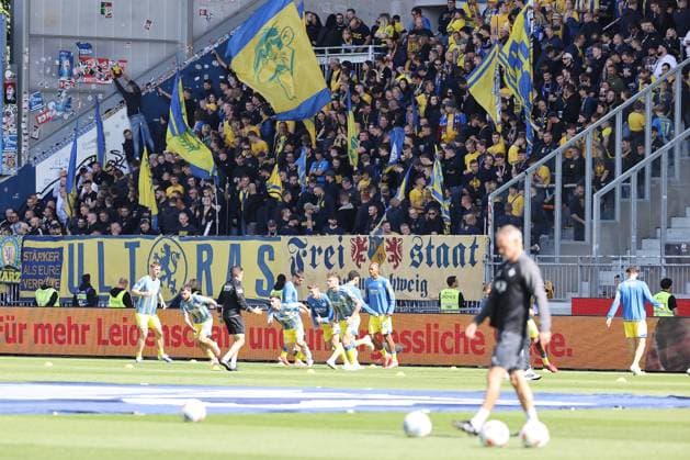 13.09.2025, xtvx, Fussball 2.Bundesliga, SV Darmstadt 98 - Eintracht Braunschweig v.l. Braunschweiger Fans (DFL DFB REGULATIONS PROHIBIT ANY USE OF PHOTOGRAPHS as IMAGE SEQUENCES and or QUASI-VIDEO) Darmstadt