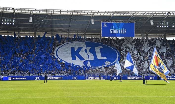 13.09.2025, xhbx, Fussball 2.Bundesliga, Karlsruher SC - 1.FC Nürnberg v.l. Fans Karlsruher SC KSC, Fan, Fahne, Stimmung, Trikot, Schal, Choreo, Banner (DFL DFB REGULATIONS PROHIBIT ANY USE OF PHOTOGRAPHS as IMAGE SEQUENCES and or QUASI-VIDEO) Karlsruhe