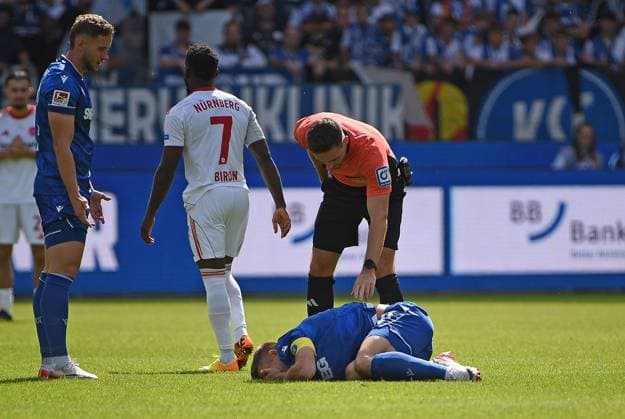 13.09.2025, xhbx, Fussball 2.Bundesliga, Karlsruher SC - 1.FC Nürnberg v.l. Michael Biron (1.FC Nuernberg), Tom Bauer (DFB Schiedsrichter), Marvin Wanitzek (Karlsruher SC KSC) (DFL DFB REGULATIONS PROHIBIT ANY USE OF PHOTOGRAPHS as IMAGE SEQUENCES and or QUASI-VIDEO) Karlsruhe
