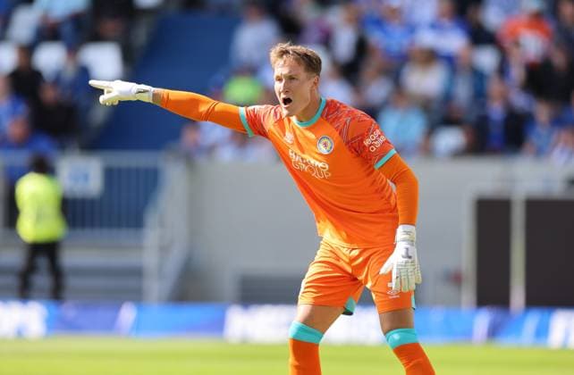 13.09.2025, xdcx, Fussball 2. Bundesliga, SV Darmstadt 98 - Eintracht Braunschweig, emonline, emspor, despor, v.l., Torwart Ron-Thorben Hoffmann (Eintracht Braunschweig) gibt Anweisungen, gestikuliert, mit den Armen gestikulieren gives instructions, gesticulate DFL DFB REGULATIONS PROHIBIT ANY USE OF PHOTOGRAPHS AS IMAGE SEQUENCES AND OR QUASI-VIDEO.