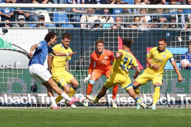 2025.09.13 xkix 2.Bundesliga SV Darmstadt 98 - Eintracht Braunschweig v.l., Torchance Fraser Hornby (SV Darmstadt 98), Torwart Ron Thorben Hoffmann (Eintracht Braunschweig) (DFL DFB REGULATIONS PROHIBIT ANY USE OF PHOTOGRAPHS as IMAGE SEQUENCES and or QUASI-VIDEO)