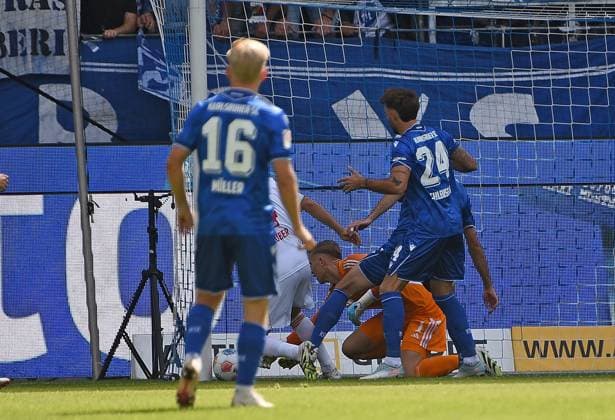 13.09.2025, xhbx, Fussball 2.Bundesliga, Karlsruher SC - 1.FC Nürnberg v.l. Jan Reichert (1.FC Nuernberg), Fabian Schleusener (Karlsruher SC KSC) (DFL DFB REGULATIONS PROHIBIT ANY USE OF PHOTOGRAPHS as IMAGE SEQUENCES and or QUASI-VIDEO) Karlsruhe