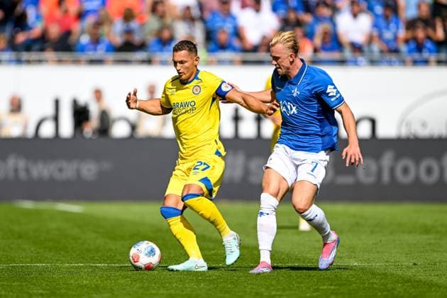 Sven Köhler (Eintracht Braunschweig, 27) im Zweikampf mit Isac Lidberg (SV Darmstadt 1898, 07), GER, SV Darmstadt 98 vs. Eintracht Braunschweig, Fussball, 2. Bundesliga, 5. Spieltag, Saison 2025 2026, 13.09.2025 DFL REGULATIONS PROHIBIT ANY USE OF PHOTOGRAPHS AS IMAGE SEQUENCES AND OR QUASI-VIDEO GER, SV Darmstadt 98 vs. Eintracht Braunschweig, Fussball, 2. Bundesliga, 5. Spieltag, Saison 2025 2026, 13.09.2025 Darmstadt
