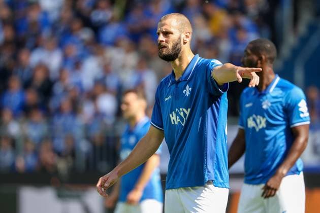 2025.09.13 xkix 2.Bundesliga SV Darmstadt 98 - Eintracht Braunschweig v.l., Aleksander Vukovic (SV Darmstadt 98) gibt Anweisungen, gestikuliert, mit den Armen gestikulieren gives instructions, gesticulate. (DFL DFB REGULATIONS PROHIBIT ANY USE OF PHOTOGRAPHS as IMAGE SEQUENCES and or QUASI-VIDEO)