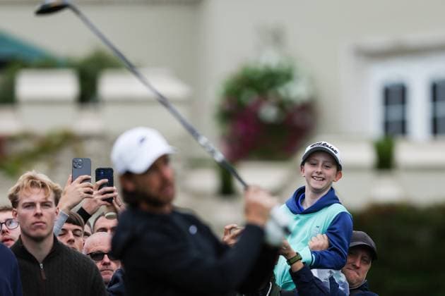 13th September 2025; Wentworth Club, London, England; The BMW PGA, Golf Herren Championship Round 3; a fan watches Tommy Fleetwood of England on the 1st tee  HenningxvonxJagow