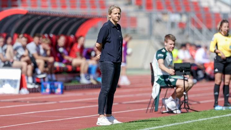 Friederike Kromp (Fritzy Kromp, Trainerin, Cheftrainerin, SV Werder Bremen), DIE DFB-RICHTLINIEN UNTERSAGEN JEGLICHE NUTZUNG VON FOTOS ALS SEQUENZBILDER UND ODER VIDEOÄHNLICHE FOTOSTRECKEN. DFB REGULATIONS PROHIBIT ANY USE OF PHOTOGRAPHS AS IMAGE SEQUENCES AND OR QUASI-VIDEO., 13.09.2025, Nürnberg (Deutschland), Fussball, Google Pixel Frauen-Bundesliga, 1. FC Nürnberg - SV Werder Bremen