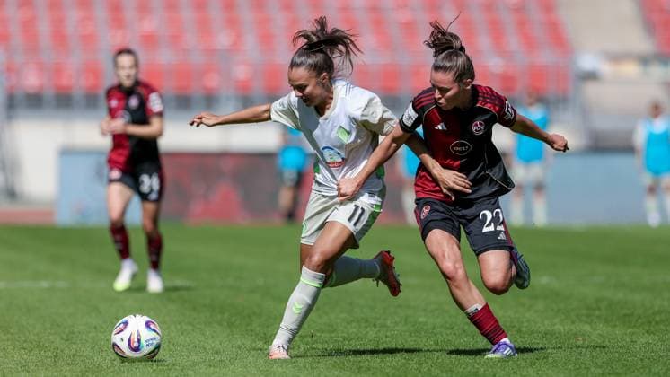 v.li.: Maja Sternad (SV Werder Bremen, 11) und Julia Pollak (1. FC Nürnberg, 22) im Zweikampf, Duell, Dynamik, Aktion, Action, Spielszene, DIE DFB-RICHTLINIEN UNTERSAGEN JEGLICHE NUTZUNG VON FOTOS ALS SEQUENZBILDER UND ODER VIDEOÄHNLICHE FOTOSTRECKEN. DFB REGULATIONS PROHIBIT ANY USE OF PHOTOGRAPHS AS IMAGE SEQUENCES AND OR QUASI-VIDEO., 13.09.2025, Nürnberg (Deutschland), Fussball, Google Pixel Frauen-Bundesliga, 1. FC Nürnberg - SV Werder Bremen