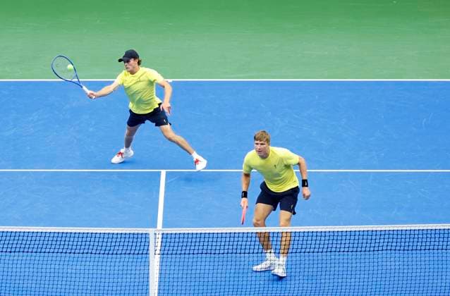 PARTILLE, SVERIGE 20250913 Sveriges AndrÃ Göransson och Erik Grevelius (i keps) i dubbelmatchen mot Tunisiens Aziz Ouakaa och Moez Echargui i Davis Cup-mötet mellan Sverige och Tunisien i Partille arena. PARTILLE SVERIGE x9200x