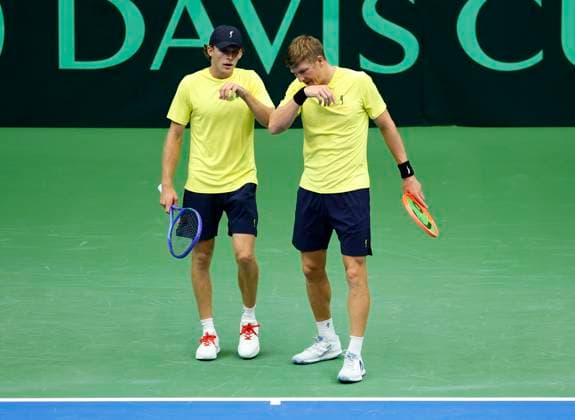 PARTILLE, SVERIGE 20250913 Sveriges AndrÃ Göransson och Erik Grevelius (i keps) i dubbelmatchen mot Tunisiens Aziz Ouakaa och Moez Echargui i Davis Cup-mötet mellan Sverige och Tunisien i Partille arena. PARTILLE SVERIGE x9200x