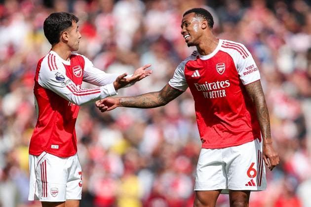 Premier League Arsenal v Nottingham Forest Cristhian Mosquera of Arsenal speaks to Gabriel Magalhaes during the Premier League match Arsenal vs Nottingham Forest at Emirates Stadium, London, United Kingdom, 13th September 2025 (Photo by Izzy Poles News Images) London Emirates Stadium Greater London United Kingdom Copyright: xIzzyxPoles NewsxImagesx