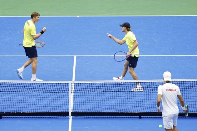 PARTILLE, SVERIGE 20250913 Sveriges AndrÃ Göransson och Erik Grevelius (i keps) i dubbelmatchen mot Tunisiens Aziz Ouakaa (i keps) och Moez Echargui i Davis Cup-mötet mellan Sverige och Tunisien i Partille arena. PARTILLE SVERIGE x9200x