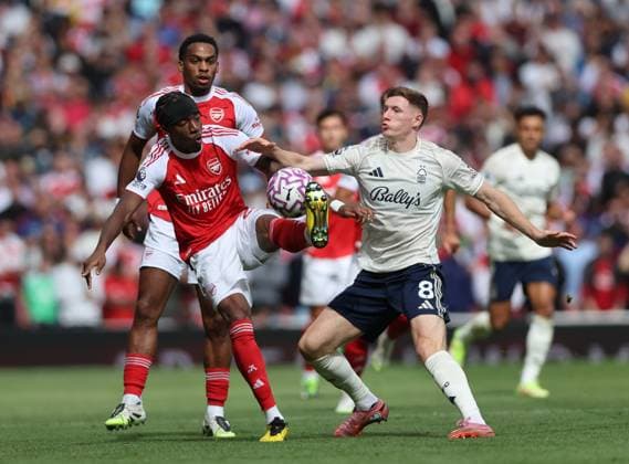 London, England, 13th September 2025. Noni Madueke of Arsenal (l) and Elliot Anderson of Nottingham Forest during the Arsenal vs Nottingham Forest Premier League match at the Emirates Stadium, London. Picture credit should read: David Klein Sportimage EDITORIAL USE ONLY. No use with unauthorised audio, video, data, fixture lists, club league logos or live services. Online in-match use limited to 120 images, no video emulation. No use in betting, games or single club league player publications. SPI_011_DK_Arsenal_Forest SPI-4131-0011