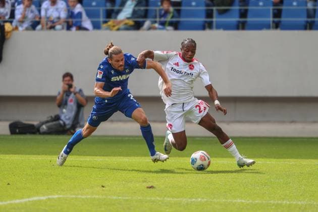 Mohamed Ali Zoma (1. FC Nuernberg, 23) setzt sich durch gegen Sebastian Jung (Karlsruher SC, 02) Hans Christian Bernat (Karlsruher SC, Torwart 01), GER, Karlsruher SC vs. 1. FC Nuernberg, 2. Bundesliga, 5. Spieltag, 2025 2026, 13.09.2025, DFL REGULATIONS PROHIBIT ANY USE OF PHOTOGRAPHS AS IMAGE SEQUENCES AND OR QUASI-VIDEO, GER, Karlsruher SC vs. 1. FC Nuernberg, 2. Bundesliga, 5. Spieltag, 2025 2026, 13.09.2025 Karlsruhe