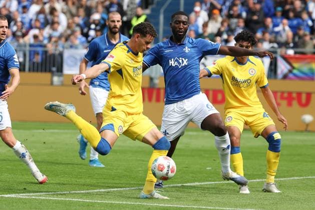 2025.09.13 xkix 2.Bundesliga SV Darmstadt 98 - Eintracht Braunschweig v.l., Erencan Yardimci (Eintracht Braunschweig), Patric Pfeiffer (SV Darmstadt 98), in aktion, in action, (DFL DFB REGULATIONS PROHIBIT ANY USE OF PHOTOGRAPHS as IMAGE SEQUENCES and or QUASI-VIDEO)