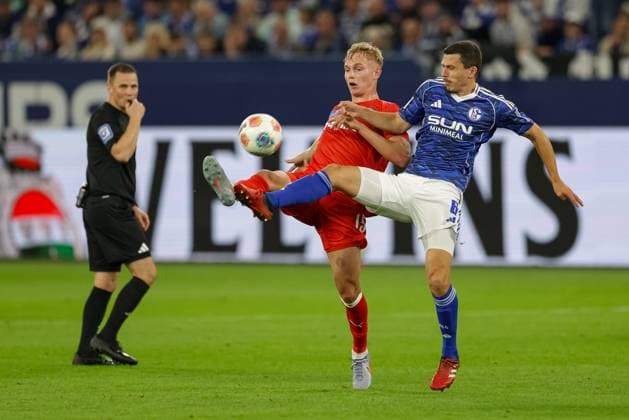 Gelsenkirchen, Deutschland, 13.09.25: Kasper Davidsen (Holstein Kiel) und Ron Schallenberg (FC Schalke 04) im Kampf um den Ball waehrend des Spiels der 2. Bundesliga zwischen FC Schalke 04 - Holstein Kiel in der Veltins-Arena am 13. September 2025 in Gelsenkirchen, Deutschland. Gelsenkirchen Veltins-Arena Germany
