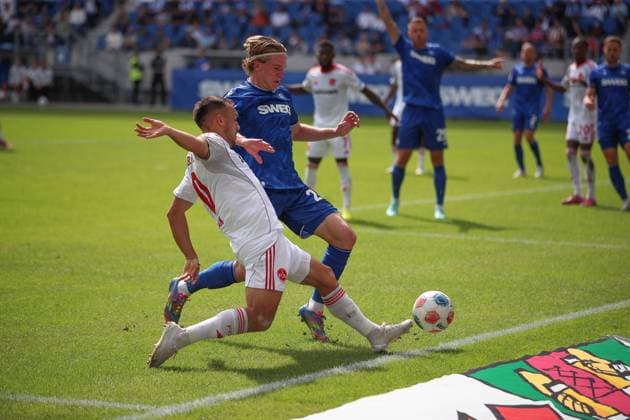 Kampf um den Ball Julian Justvan (1. FC Nuernberg, 10) und David Herold (Karlsruher SC, 20), GER, Karlsruher SC vs. 1. FC Nuernberg, 2. Bundesliga, 5. Spieltag, 2025 2026, 13.09.2025, DFL REGULATIONS PROHIBIT ANY USE OF PHOTOGRAPHS AS IMAGE SEQUENCES AND OR QUASI-VIDEO, GER, Karlsruher SC vs. 1. FC Nuernberg, 2. Bundesliga, 5. Spieltag, 2025 2026, 13.09.2025 Karlsruhe
