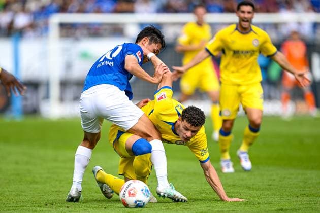 Hiroki Akiyama (SV Darmstadt 1898, 16) im Zweikampf mit Erencan YardÄ±mcÄ± (Eintracht Braunschweig, 09) GER, SV Darmstadt 98 vs. Eintracht Braunschweig, Fussball, 2. Bundesliga, 5. Spieltag, Saison 2025 2026, 13.09.2025 DFL REGULATIONS PROHIBIT ANY USE OF PHOTOGRAPHS AS IMAGE SEQUENCES AND OR QUASI-VIDEO GER, SV Darmstadt 98 vs. Eintracht Braunschweig, Fussball, 2. Bundesliga, 5. Spieltag, Saison 2025 2026, 13.09.2025 Darmstadt