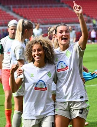 13.09.2025 - Fussball - Saison 2025 2026 - 1. Google Pixel Frauen Bundesliga - 02. Spieltag: 1. FC Nürnberg FCN ( Club Clubfrauen ) - SV Werder Bremen SVW - Sportfoto Zink - xwoxzix - Amira Arfaoui (8, SV Werder Bremen ) Medina Desic (9, SV Werder Bremen ) Jubel Freude nach Spielende