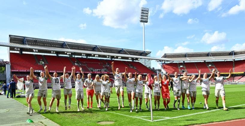 13.09.2025 - Fussball - Saison 2025 2026 - 1. Google Pixel Frauen Bundesliga - 02. Spieltag: 1. FC Nürnberg FCN ( Club Clubfrauen ) - SV Werder Bremen SVW - Sportfoto Zink - xwoxzix - Mannschaft Team Bremen - Jubel Freude Jubelkette nach Spielende