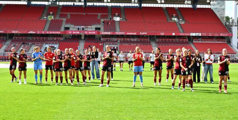 13.09.2025 - Fussball - Saison 2025 2026 - 1. Google Pixel Frauen Bundesliga - 02. Spieltag: 1. FC Nürnberg FCN ( Club Clubfrauen ) - SV Werder Bremen SVW - Sportfoto Zink - xwoxzix - Mannschaft Team FCN enttäuscht Enttäuschung nach Spielende