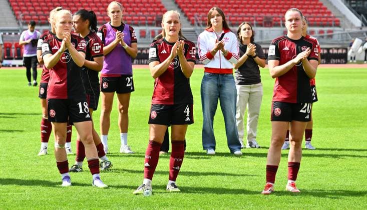 13.09.2025 - Fussball - Saison 2025 2026 - 1. Google Pixel Frauen Bundesliga - 02. Spieltag: 1. FC Nürnberg FCN ( Club Clubfrauen ) - SV Werder Bremen SVW - Sportfoto Zink - xwoxzix - Franziska Mai (18, 1. FC Nürnberg FCN ) Luisa Guttenberger (4, 1. FC Nürnberg FCN ) Jacqueline Baumgärtel (20, 1. FC Nürnberg FCN ) enttäuscht Enttäuschung nach Spielende