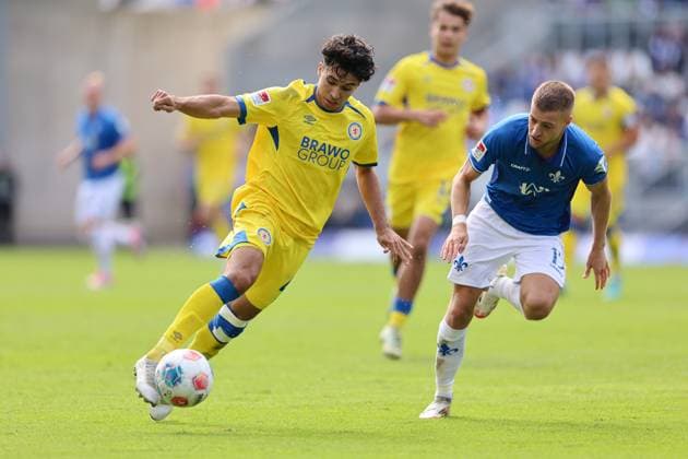 13.09.2025, xdcx, Fussball 2. Bundesliga, SV Darmstadt 98 - Eintracht Braunschweig, emonline, emspor, despor, v.l., Johan Gomez (Eintracht Braunschweig), Fabian Nürnberger (SV Darmstadt 98) DFL DFB REGULATIONS PROHIBIT ANY USE OF PHOTOGRAPHS AS IMAGE SEQUENCES AND OR QUASI-VIDEO.