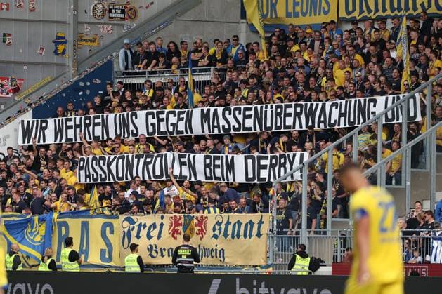 2025.09.13 xkix 2.Bundesliga SV Darmstadt 98 - Eintracht Braunschweig v.l., Fans von Eintracht Braunschweig protestieren gegen Massenüberwachung und Passkontrollen beim Derby, Banner (DFL DFB REGULATIONS PROHIBIT ANY USE OF PHOTOGRAPHS as IMAGE SEQUENCES and or QUASI-VIDEO)