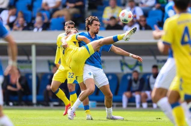 13.09.2025, xdcx, Fussball 2. Bundesliga, SV Darmstadt 98 - Eintracht Braunschweig, emonline, emspor, despor, v.l., Max Marie (Eintracht Braunschweig), Fraser Hornby (SV Darmstadt 98) DFL DFB REGULATIONS PROHIBIT ANY USE OF PHOTOGRAPHS AS IMAGE SEQUENCES AND OR QUASI-VIDEO.