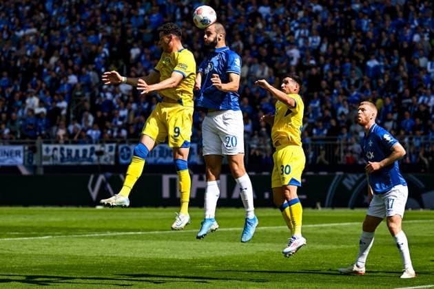 Erencan YardÄ±mcÄ± (Eintracht Braunschweig, 09) im Zweikampf mit Aleksandar Vukotic (SV Darmstadt 1898, 20), GER, SV Darmstadt 98 vs. Eintracht Braunschweig, Fussball, 2. Bundesliga, 5. Spieltag, Saison 2025 2026, 13.09.2025 DFL REGULATIONS PROHIBIT ANY USE OF PHOTOGRAPHS AS IMAGE SEQUENCES AND OR QUASI-VIDEO GER, SV Darmstadt 98 vs. Eintracht Braunschweig, Fussball, 2. Bundesliga, 5. Spieltag, Saison 2025 2026, 13.09.2025 Darmstadt